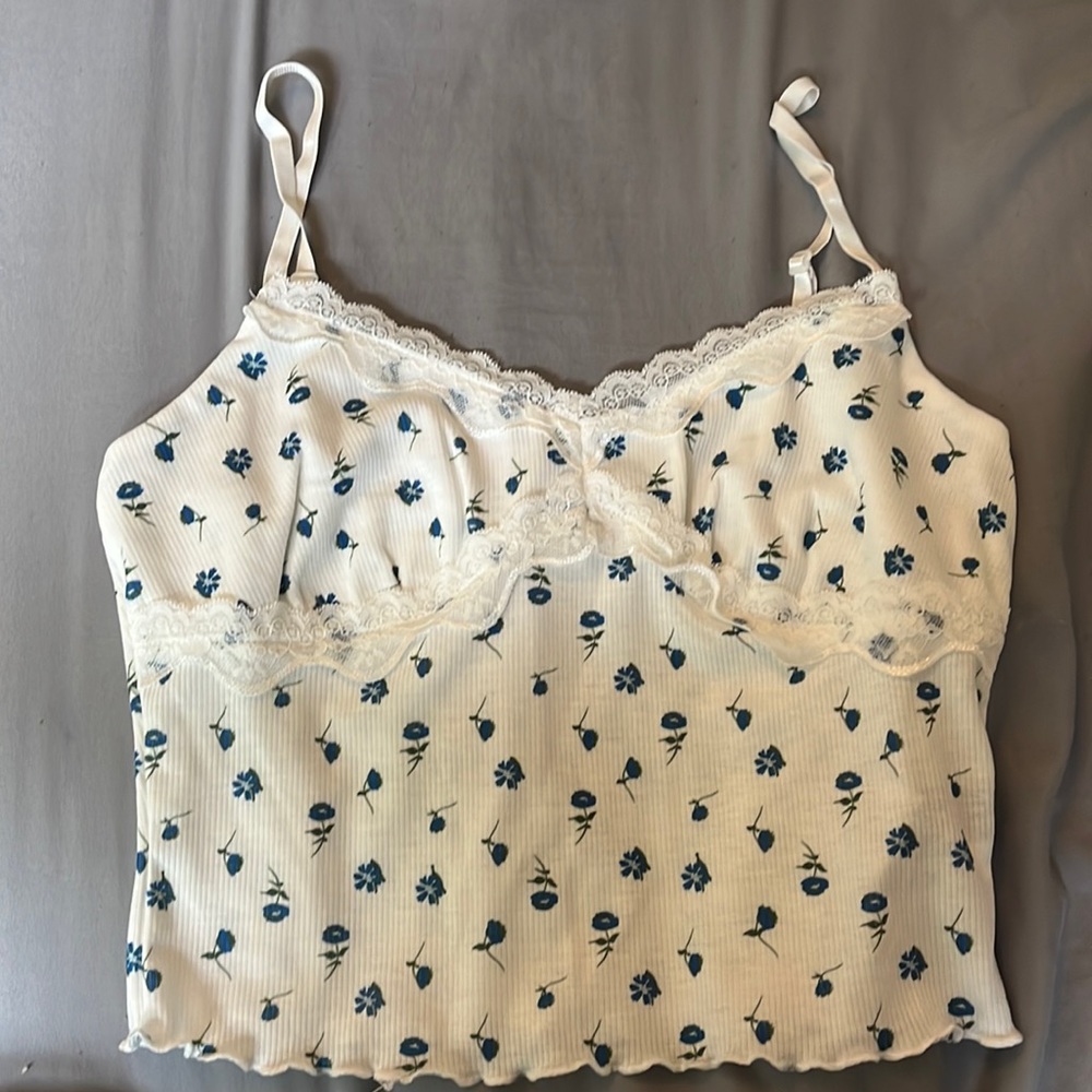 Floral tank top with lace outline; size: women small